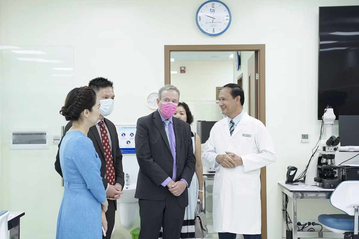 Đại diện Viện nghiên cứu vi sinh vật và chống dịch Stanford tham quan Trung tâm Giải phẫu bệnh, Bệnh viện Đa khoa Tâm Anh Hà Nội.