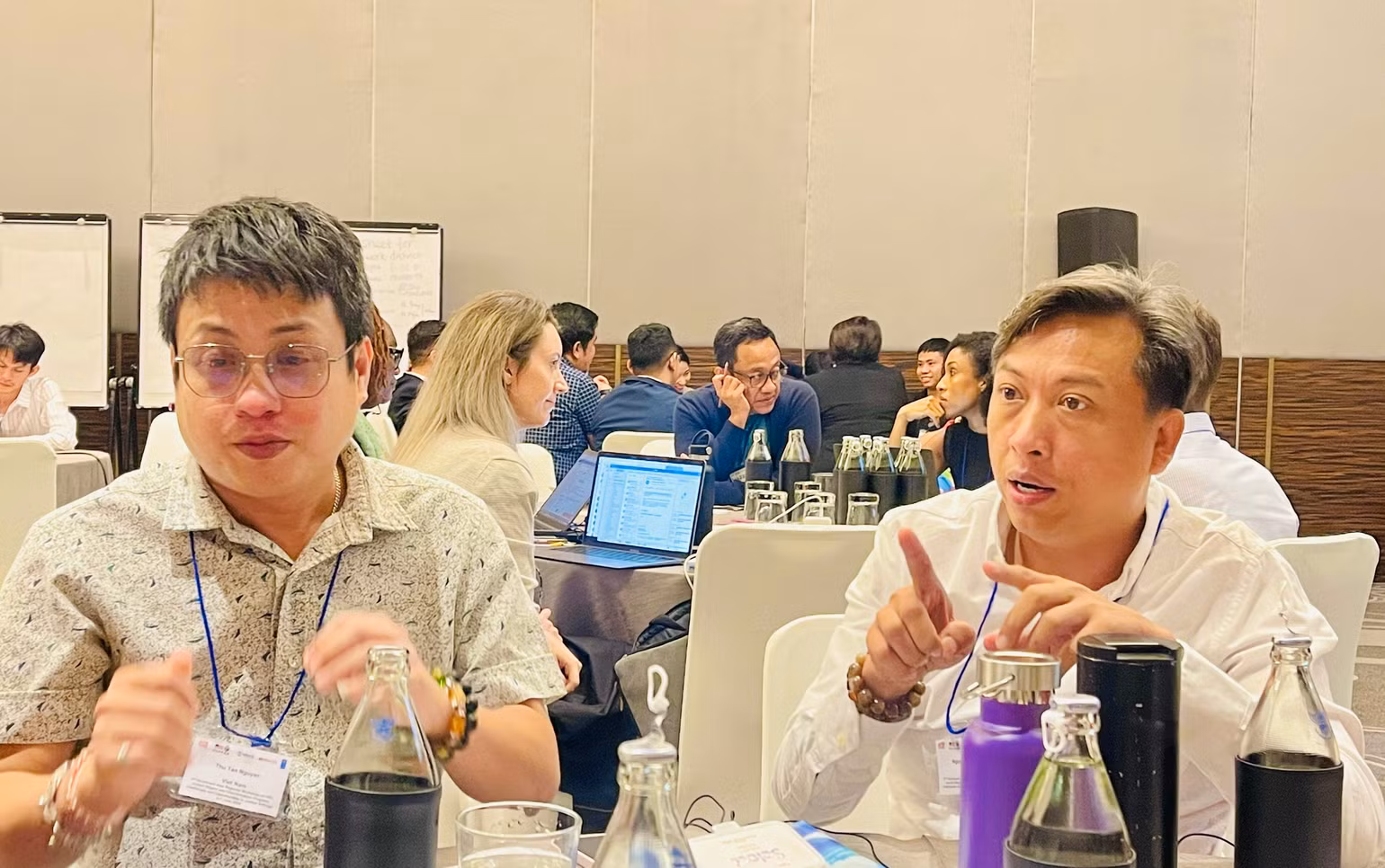 Bác sĩ Nguyễn Tấn Thủ (bên trái) và anh Nguyễn Anh Phong (bên phải) chia sẻ tại hội thảo. Bác sĩ Nguyễn Tấn Thủ (bên trái) và anh Nguyễn Anh Phong (bên phải) chia sẻ tại hội thảo.
