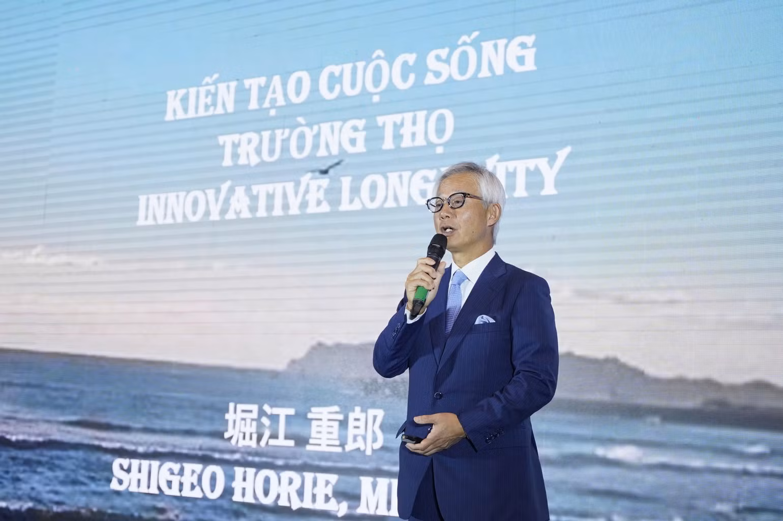 Giáo sư Shigeo Horie chia sẻ tại buổi tọa đàm.