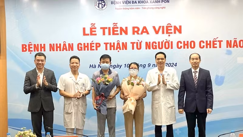 Người bệnh được ghép thận khỏe mạnh xuất viện. Người bệnh được ghép thận khỏe mạnh xuất viện.