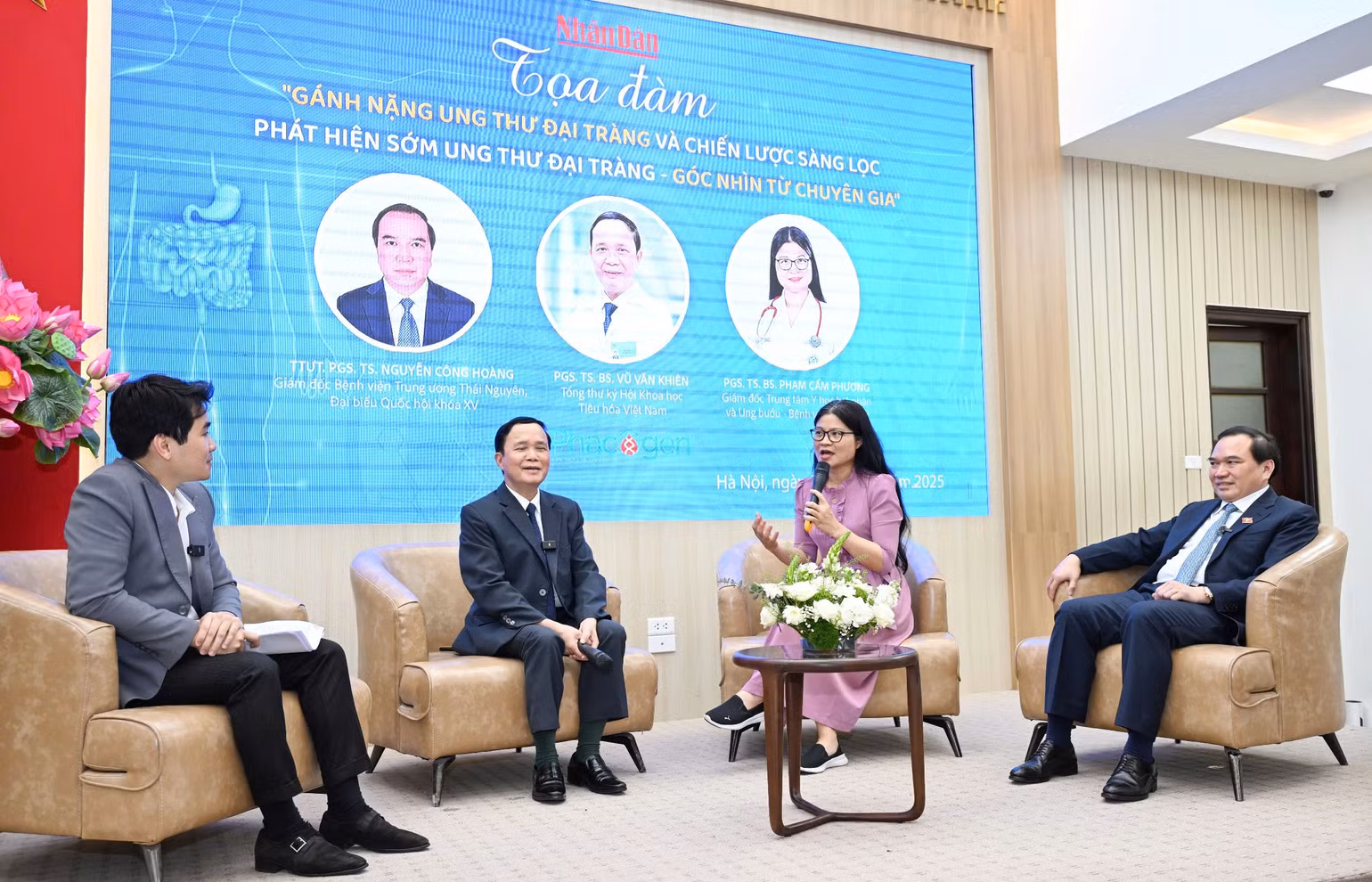 Các đại biểu chia sẻ kiến thức chuyên môn tại tọa đàm. (Ảnh: THÀNH ĐẠT)