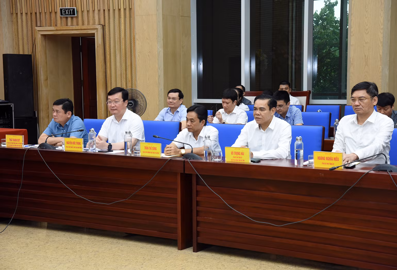 Đại diện lãnh đạo các tỉnh có dự án đi qua tham dự cuộc họp. Đại diện lãnh đạo các tỉnh có dự án đi qua tham dự cuộc họp.