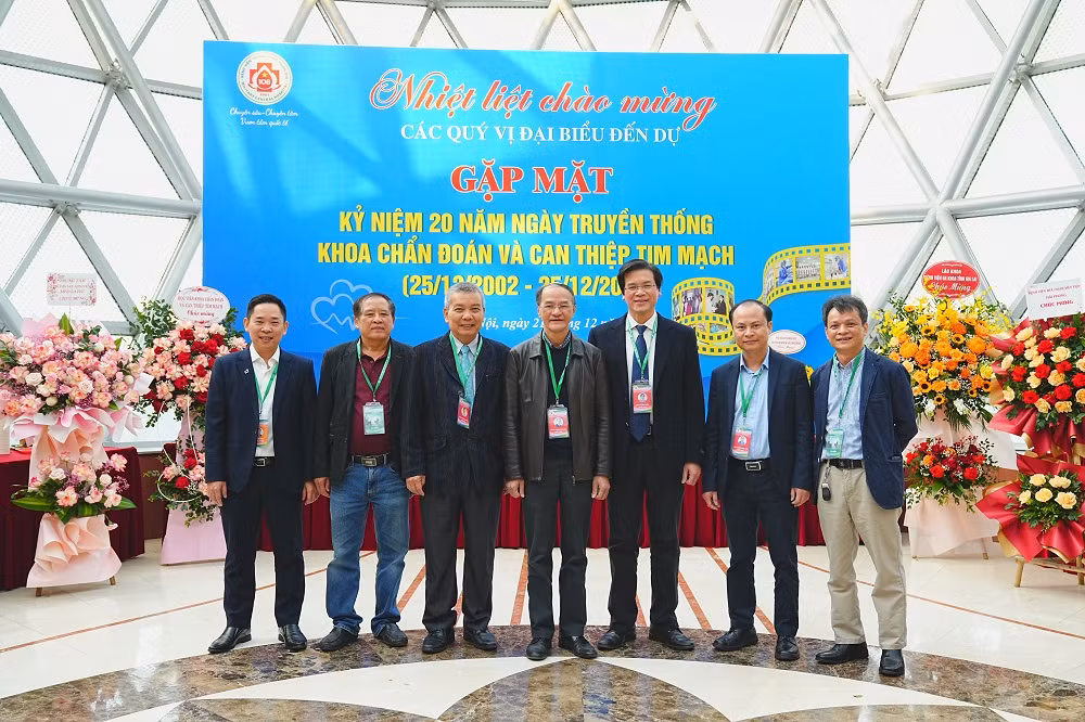 Các chuyên gia chúc mừng kỷ niệm 20 năm Ngày truyền thống Khoa Chẩn đoán và can thiệp tim mạch. Các chuyên gia chúc mừng kỷ niệm 20 năm Ngày truyền thống Khoa Chẩn đoán và can thiệp tim mạch.