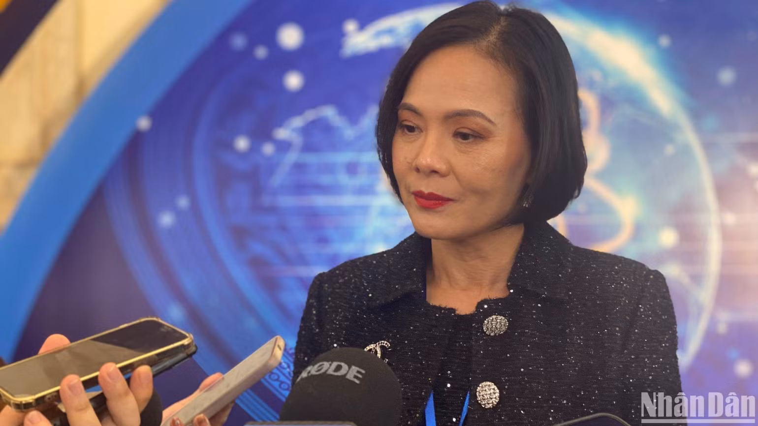 Giáo sư Nguyễn Thục Quyên chia sẻ về việc thu hút các bạn trẻ theo đuổi nghiên cứu khoa học.