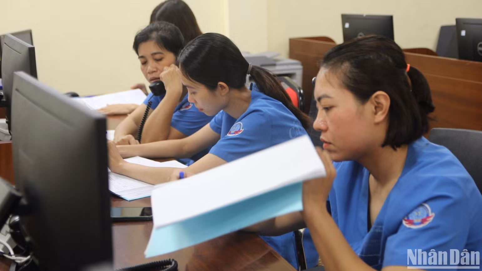 Tại trung tâm, căn phòng điều phối chưa bao giờ tắt ánh điện.