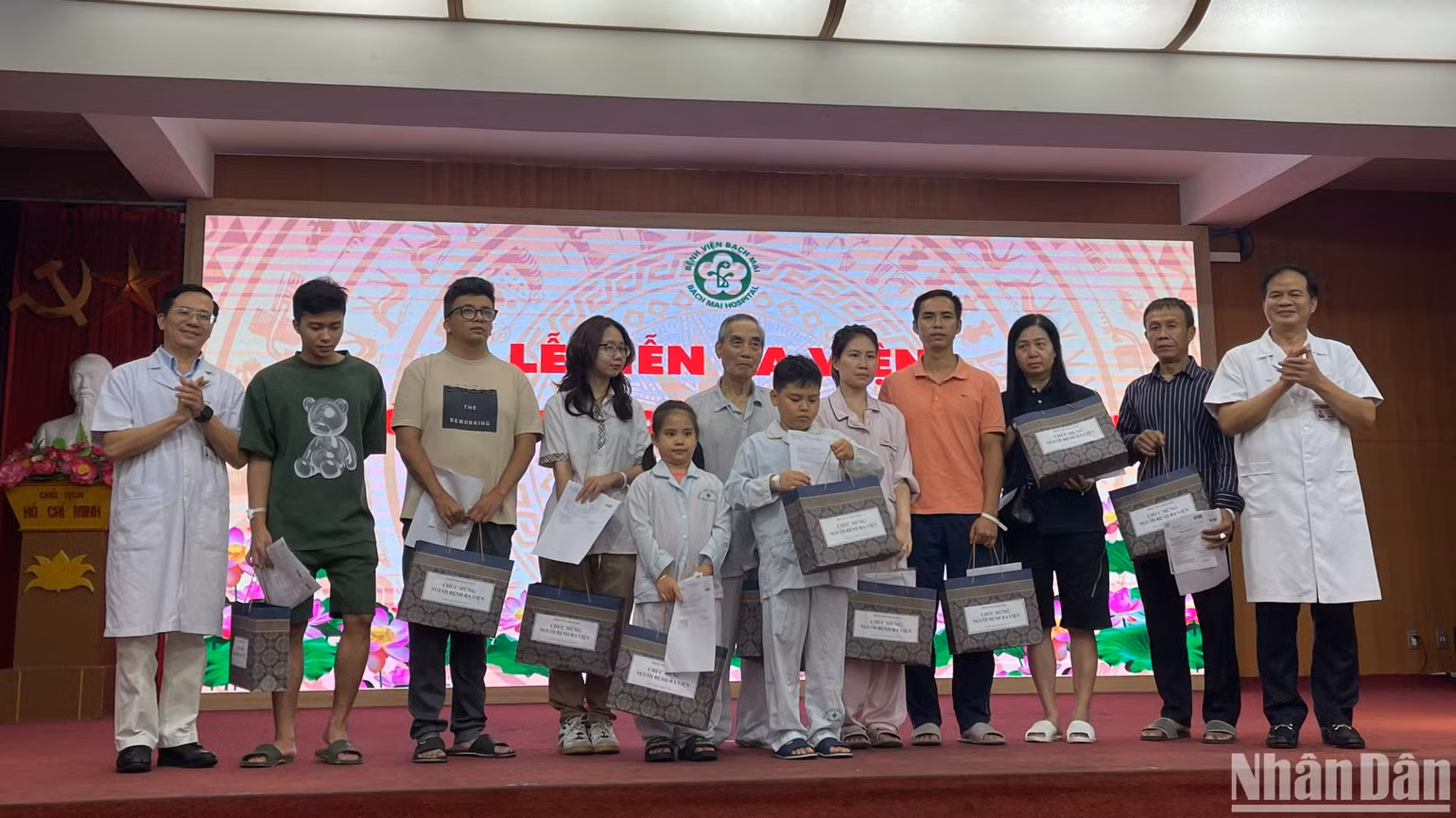 Lãnh đạo Bệnh viện Bạch Mai chúc mừng 10 nạn nhân ra viện ngày 22/9.