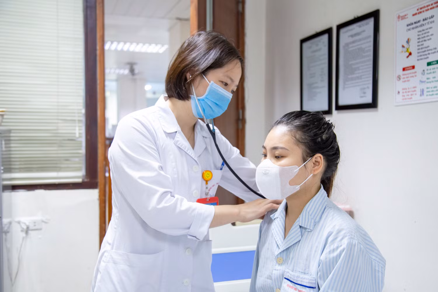 Bác sĩ Lê Thị Nguyệt khám cho người bệnh.