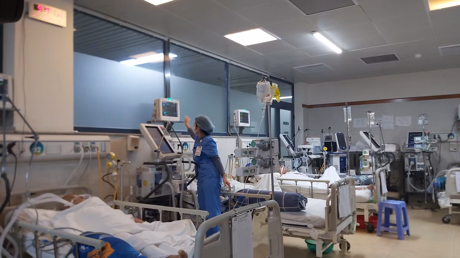 Các bệnh nhân nặng đang được điều trị trong phòng ICU, Bệnh viện Lão khoa Trung ương. Các bệnh nhân nặng đang được điều trị trong phòng ICU, Bệnh viện Lão khoa Trung ương.