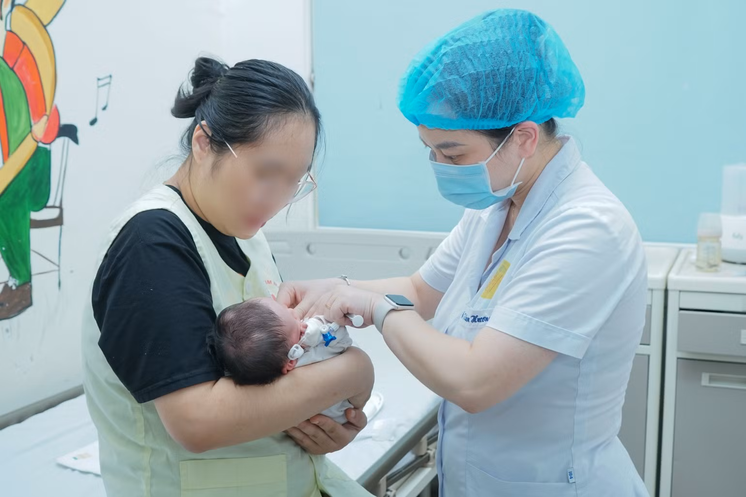 Nhân viên y tế thăm khám cho bệnh nhi. Nhân viên y tế thăm khám cho bệnh nhi.