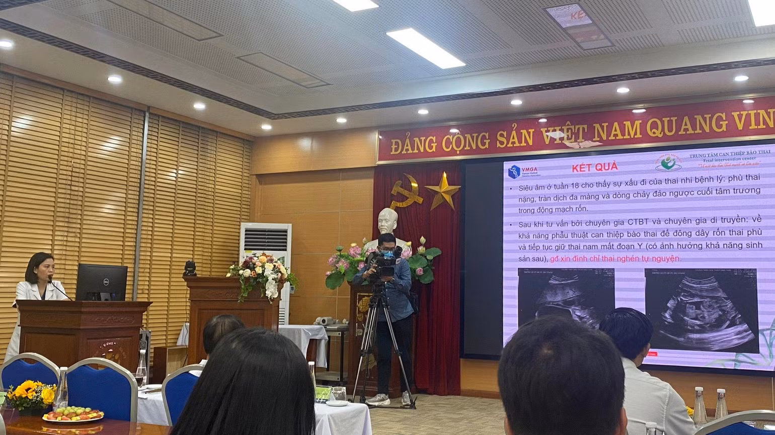 Tiến sĩ, bác sĩ Nguyễn Thị Sim (trái) thông tin về ca bệnh hy hữu. Tiến sĩ, bác sĩ Nguyễn Thị Sim (trái) thông tin về ca bệnh hy hữu.