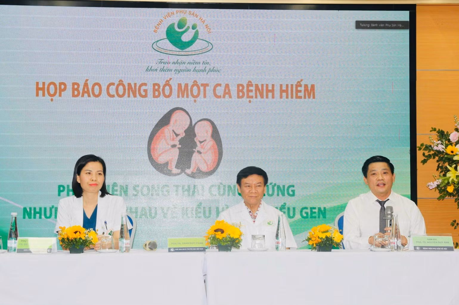 Các bác sĩ cung cấp thông tin cho báo chí. Các bác sĩ cung cấp thông tin cho báo chí.