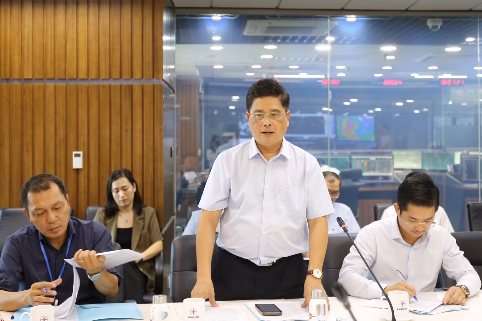 Ông Võ Quang Lâm - Phó Tổng giám đốc EVN báo cáo tại buổi làm việc.