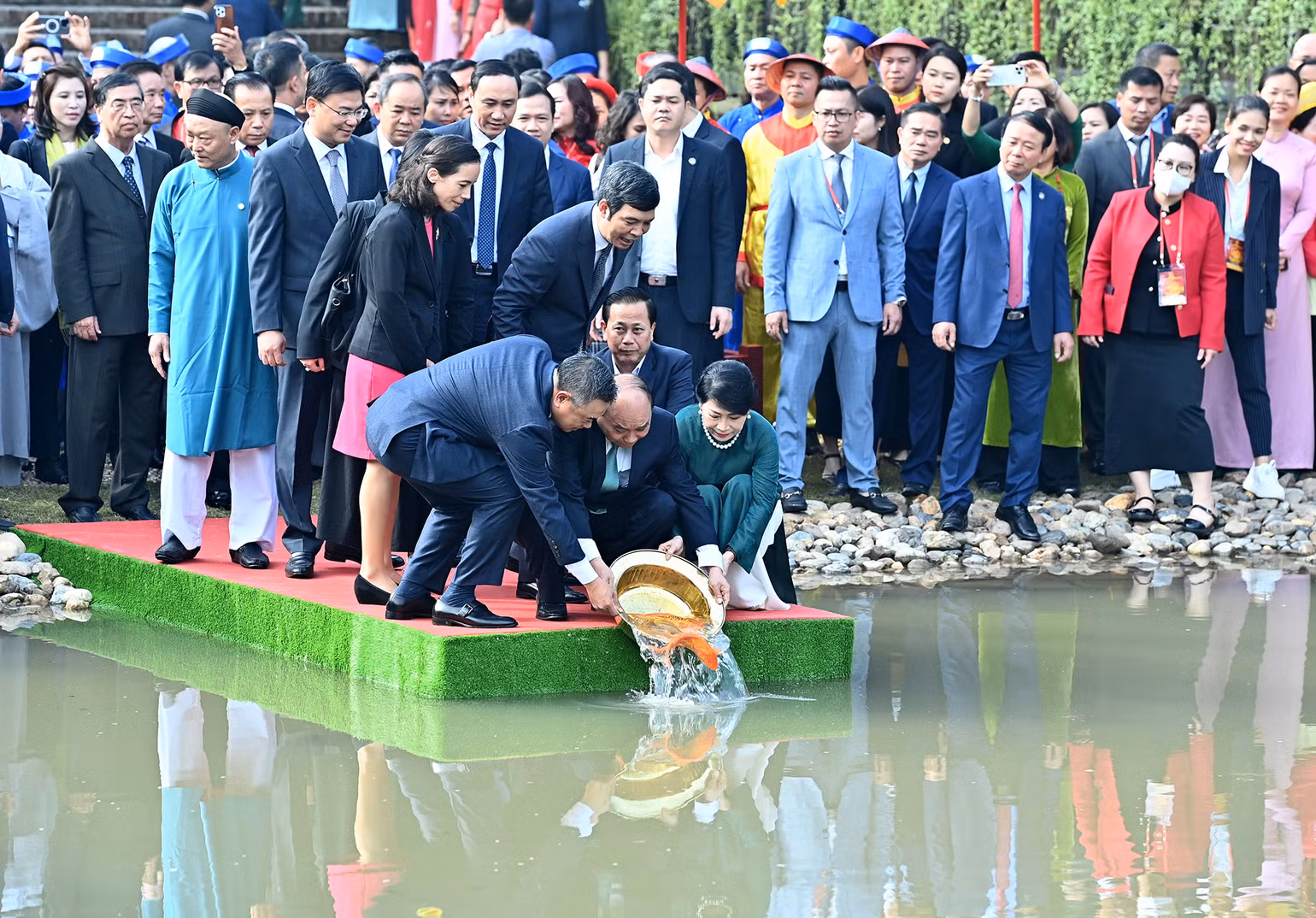 Chủ tịch nước Nguyễn Xuân Phúc và Phu nhân cùng các đại biểu kiều bào thả cá chép tiễn ông Công, ông Táo theo phong tục truyền thống tại hồ Sen trong Khu di tích Hoàng Thành Thăng Long. Chủ tịch nước Nguyễn Xuân Phúc và Phu nhân cùng các đại biểu kiều bào thả cá chép tiễn ông Công, ông Táo theo phong tục truyền thống tại hồ Sen trong Khu di tích Hoàng Thành Thăng Long.