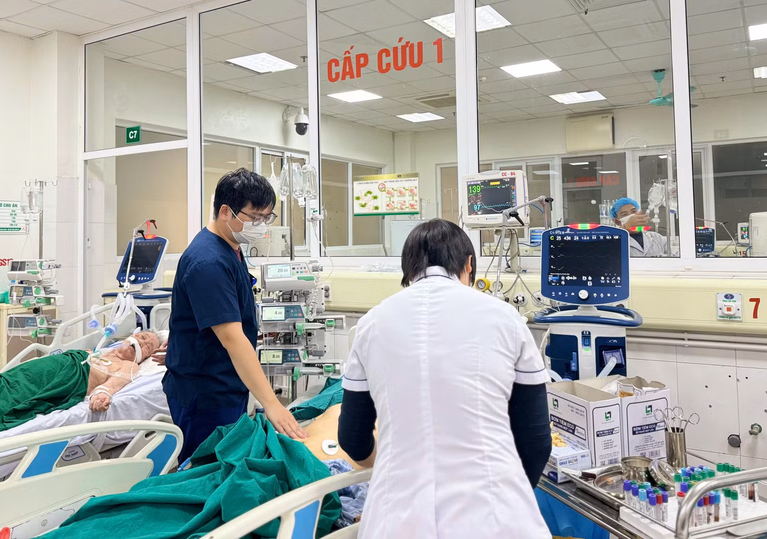 Nhiều bệnh nhân nguy kịch vì viêm phổi.