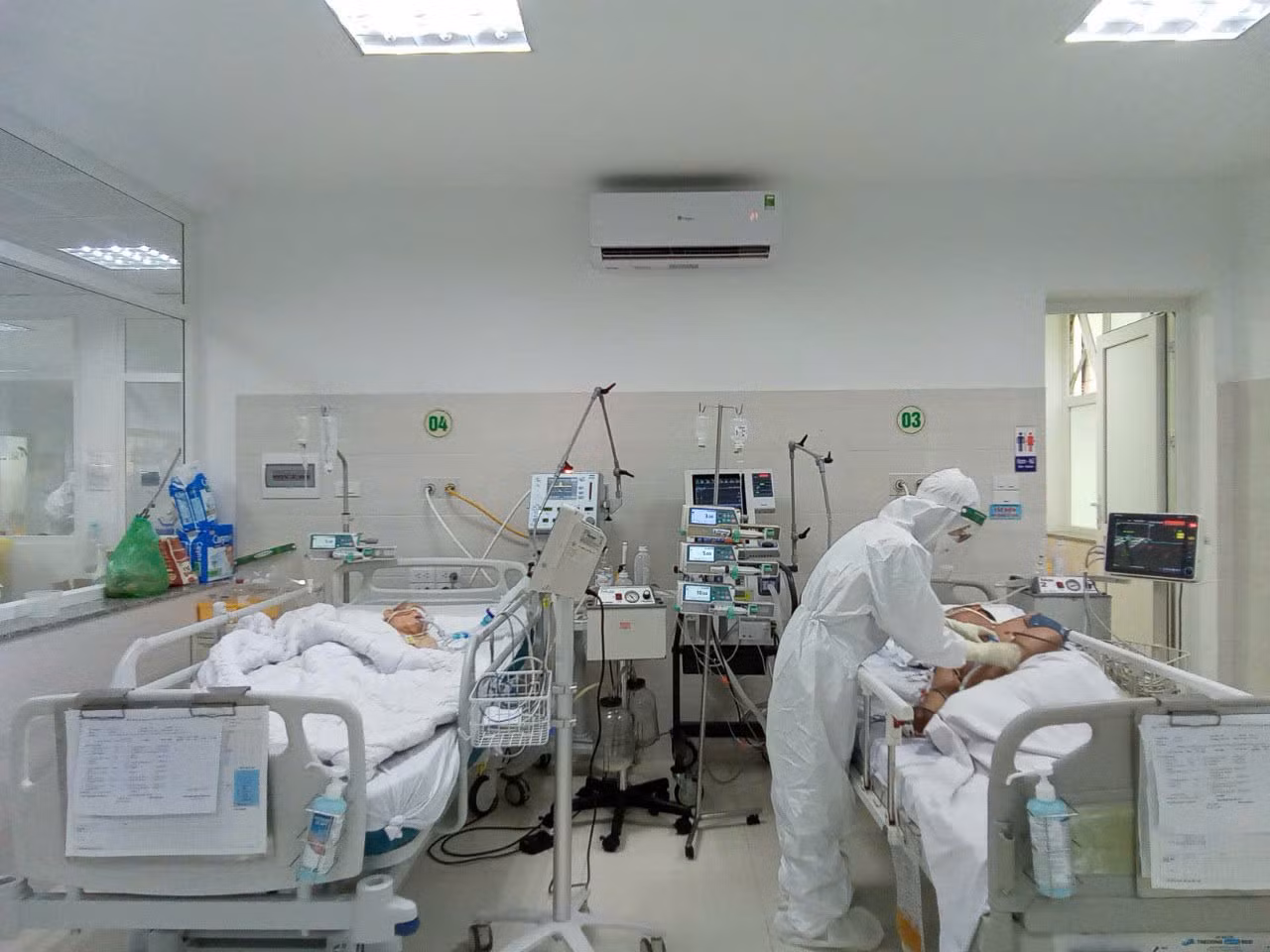 Nhân viên y tế tại Viện Lâm sàng các Bệnh truyền nhiễm chăm sóc người bệnh mắc Covid-19 nặng. Nhân viên y tế tại Viện Lâm sàng các Bệnh truyền nhiễm chăm sóc người bệnh mắc Covid-19 nặng.