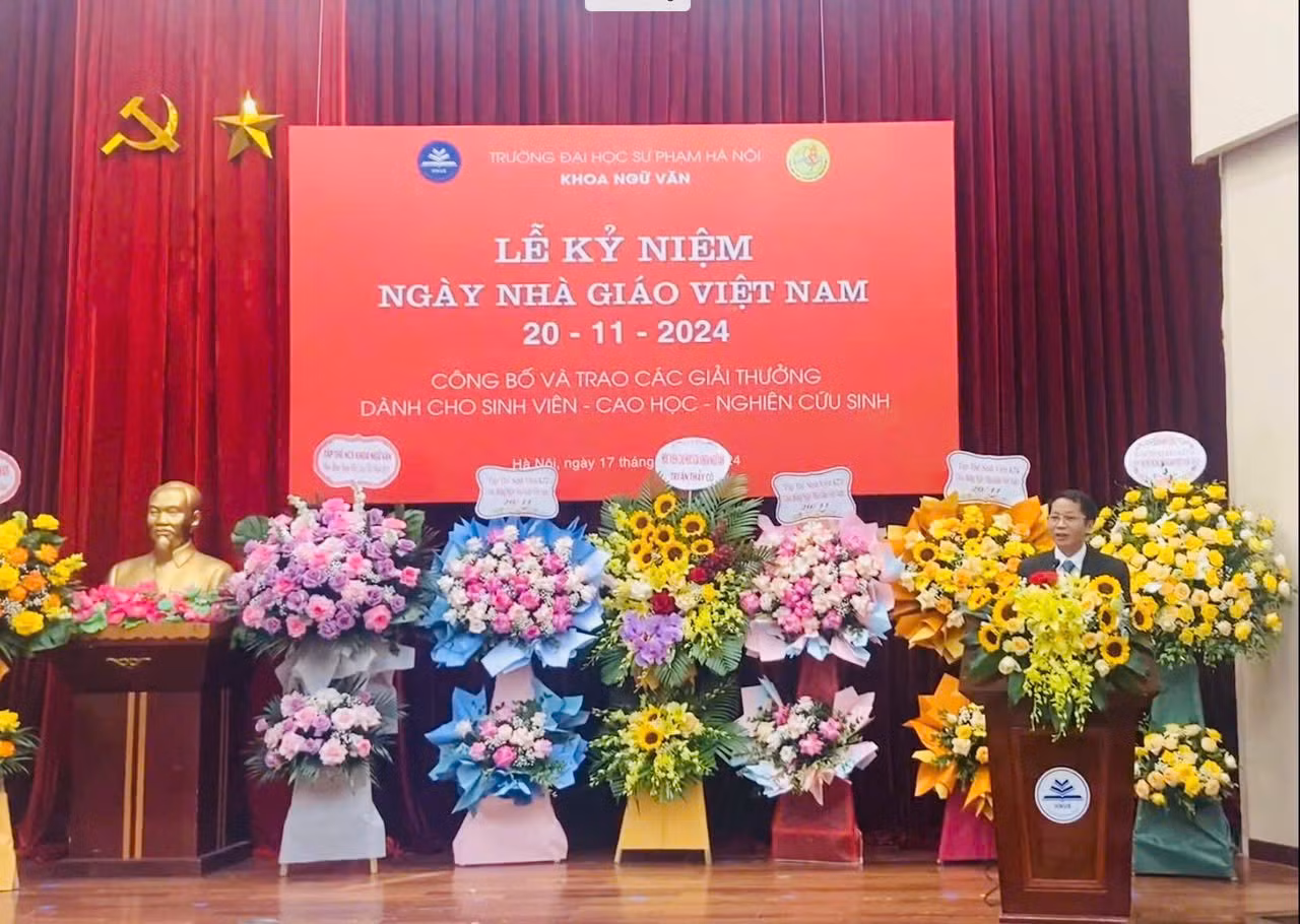 Phó Giáo sư, Tiến sĩ Hà Văn Minh, Trưởng Khoa Ngữ văn phát biểu tại buổi lễ trao giải. Phó Giáo sư, Tiến sĩ Hà Văn Minh, Trưởng Khoa Ngữ văn phát biểu tại buổi lễ trao giải.