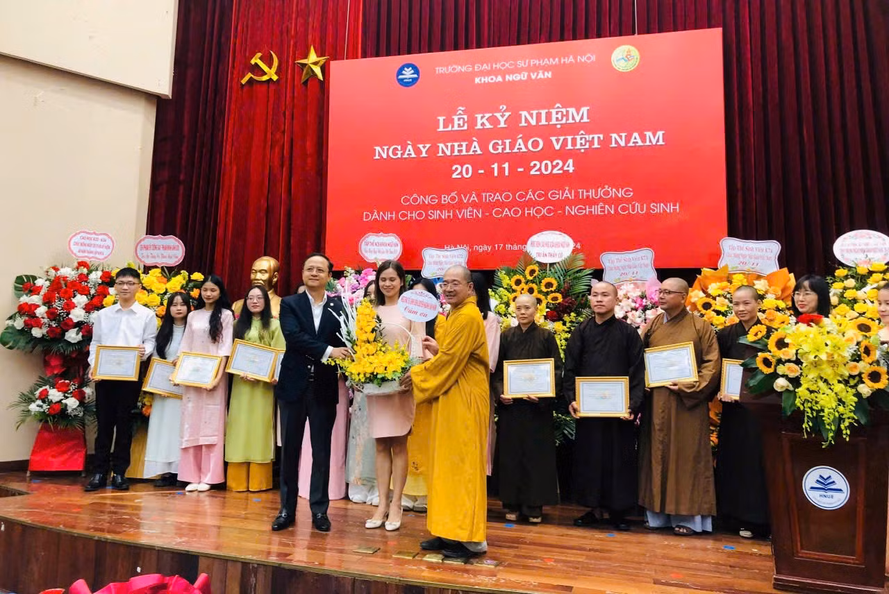 Thượng tọa Thích Thanh Hải, Phó ban trị sự Phật giáo Huyện Đông Anh - Hà Nội, thay mặt các nghiên cứu sinh tiến sĩ, học viên cao học và sinh viên đại học được trao giải thưởng năm 2024 gửi lẵng hoa chúc mừng ngày Nhà giáo Việt Nam tới đại diện gia đình Giáo sư Nguyễn Ngọc San. Thượng tọa Thích Thanh Hải, Phó ban trị sự Phật giáo Huyện Đông Anh - Hà Nội, thay mặt các nghiên cứu sinh tiến sĩ, học viên cao học và sinh viên đại học được trao giải thưởng năm 2024 gửi lẵng hoa chúc mừng ngày Nhà giáo Việt Nam tới đại diện gia đình Giáo sư Nguyễn Ngọc San.