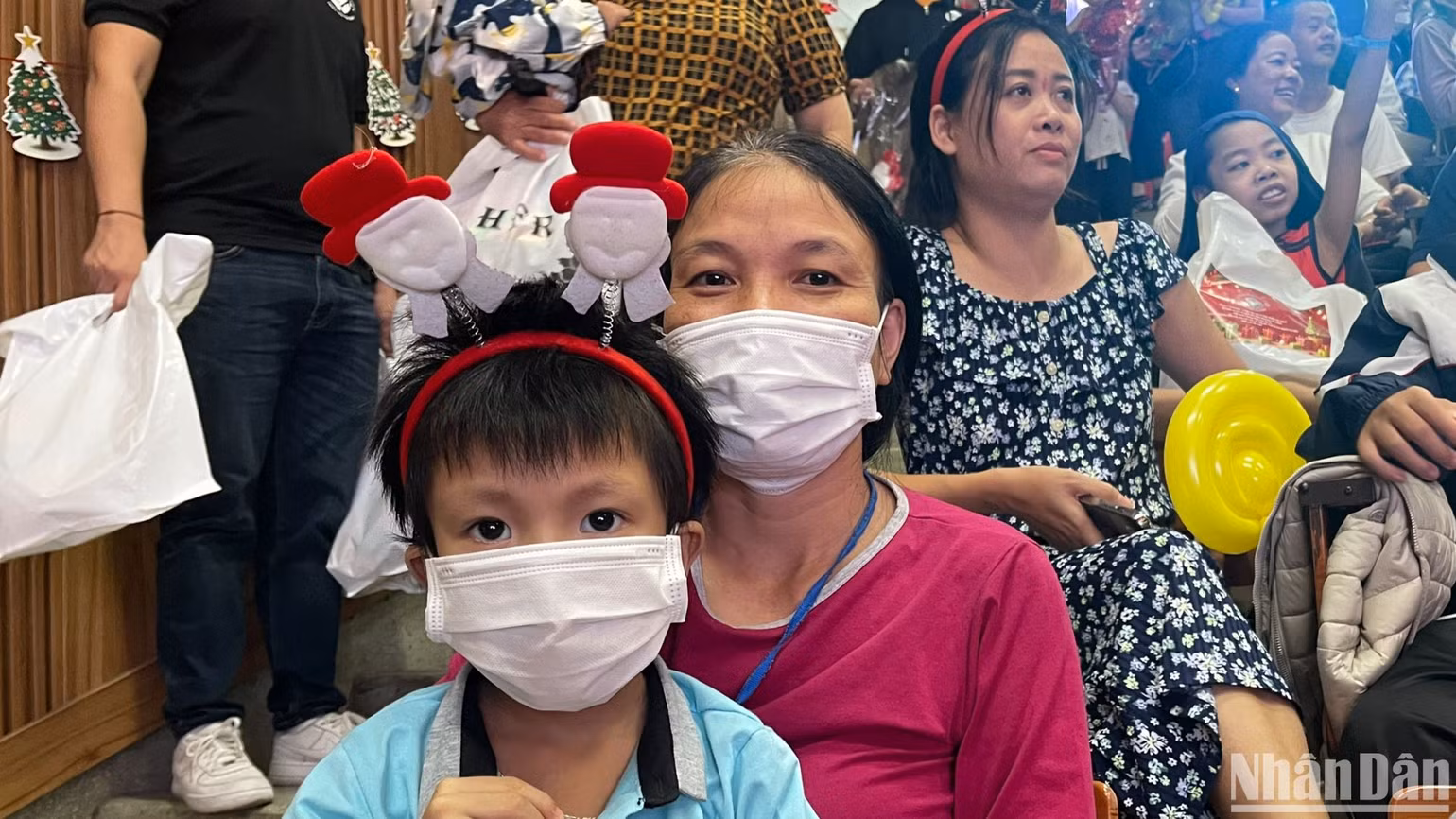 Bé Hà Thăng L. từ Quảng Bình ra Bệnh viện Nhi Trung ương nằm viện nhiều ngày qua. Bé Hà Thăng L. từ Quảng Bình ra Bệnh viện Nhi Trung ương nằm viện nhiều ngày qua.