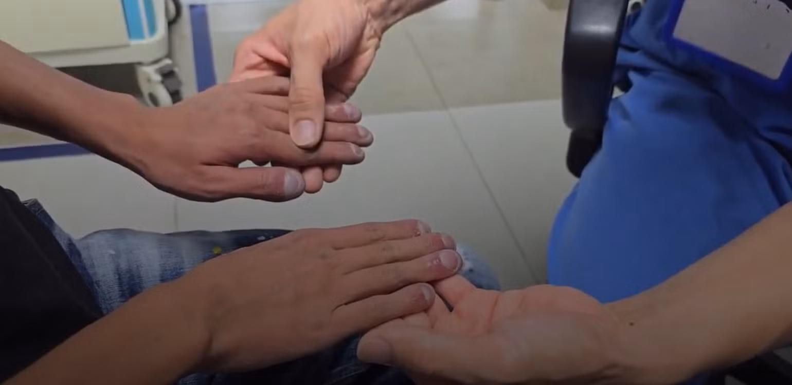 Đầu ngón tay của bệnh nhân to bất thường