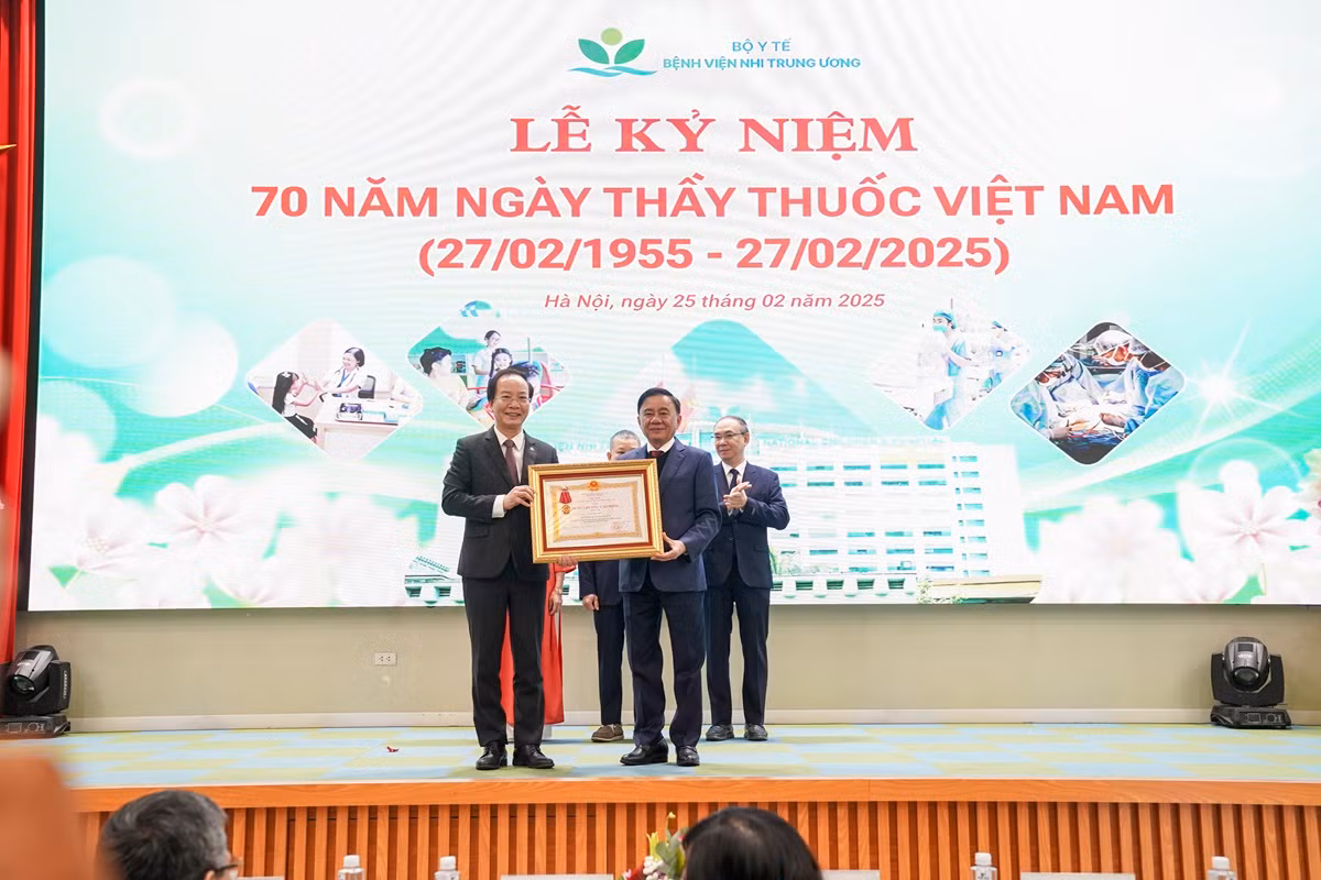Đồng chí Trần Cẩm Tú trao tặng Huân chương Lao động hạng Nhì cho Phó Giáo sư, Tiến sĩ Trần Minh Điển, Giám đốc Bệnh viện Nhi Trung ương.