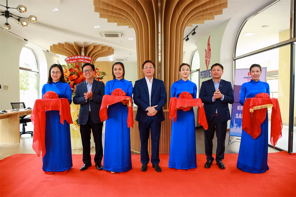 Lãnh đạo Petrovietnam và lãnh đạo BSR cắt băng khánh thành phòng không gian sáng tạo tại NMLD Dung Quất. Lãnh đạo Petrovietnam và lãnh đạo BSR cắt băng khánh thành phòng không gian sáng tạo tại NMLD Dung Quất.