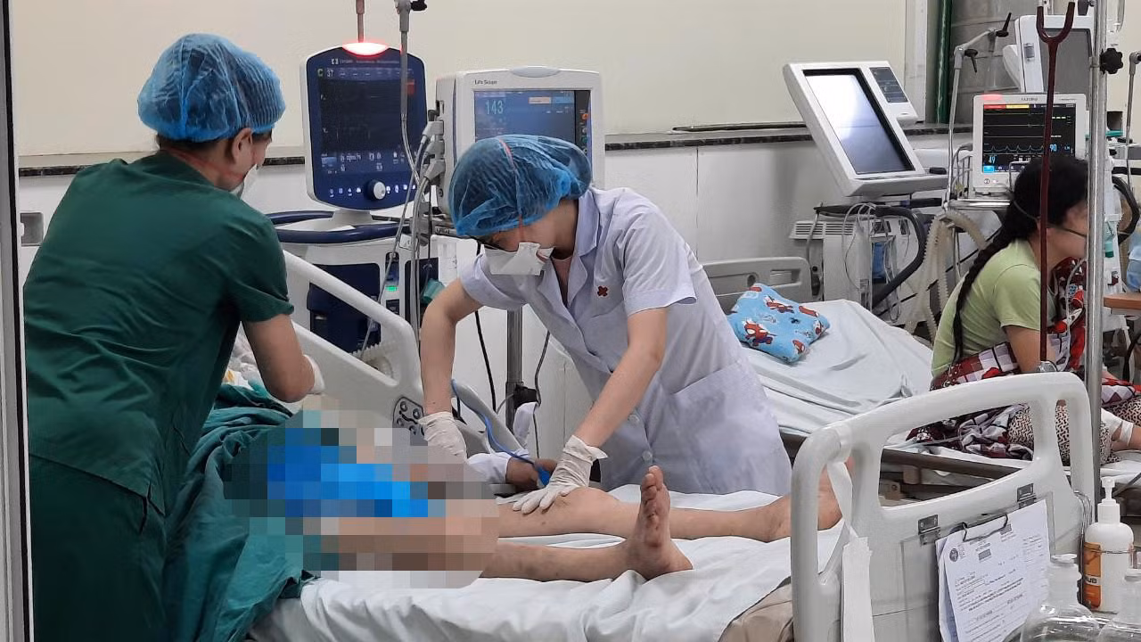 Số bệnh nhân nặng ở phía bắc chuyển tới Bệnh viện Bệnh Nhiệt đới Trung ương tăng cao. Số bệnh nhân nặng ở phía bắc chuyển tới Bệnh viện Bệnh Nhiệt đới Trung ương tăng cao.