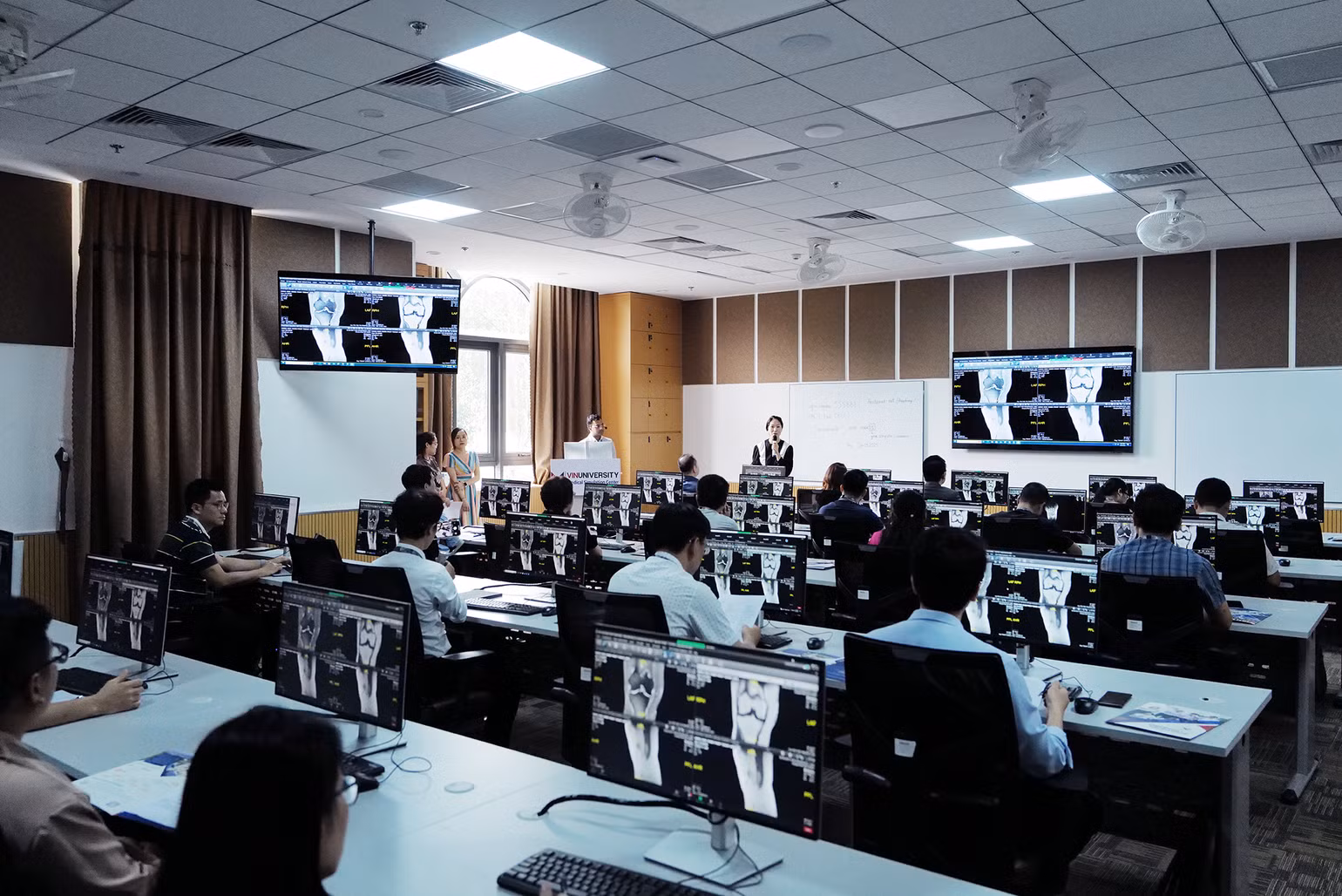 Mô hình đào tạo tiệm cận thế giới.