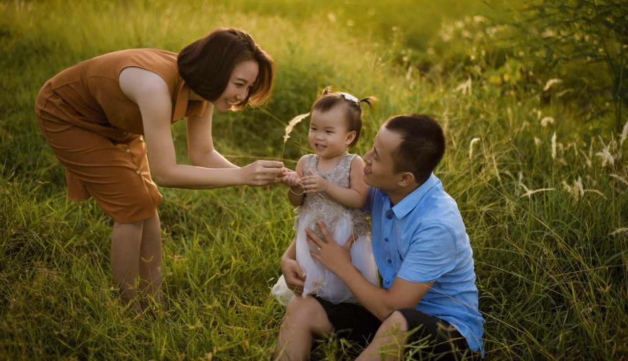 Gia đình chị Giang hạnh phúc khi chào đón 3 cô con gái.
