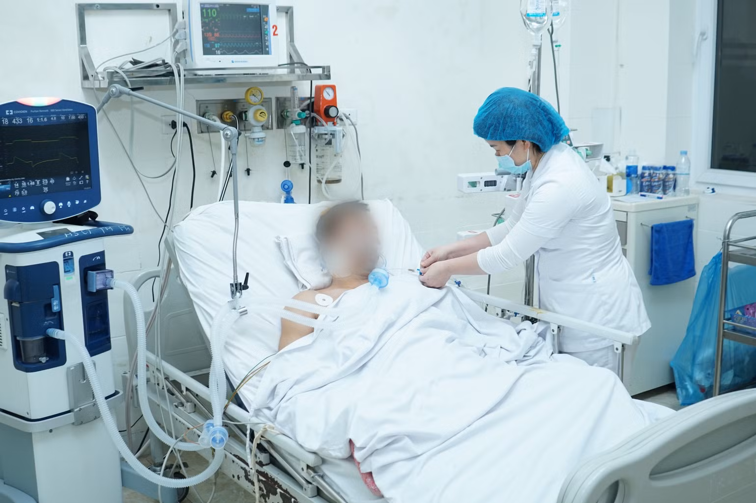 Bệnh nhân đang được chăm sóc tích cực. Bệnh nhân đang được chăm sóc tích cực.