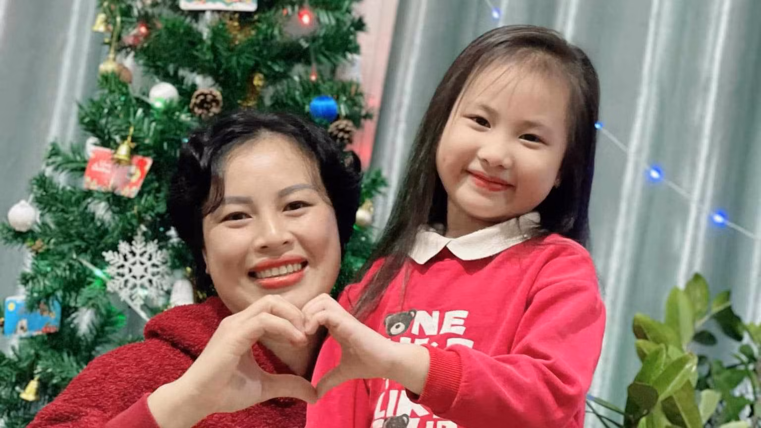 Chị Thúy và con gái.