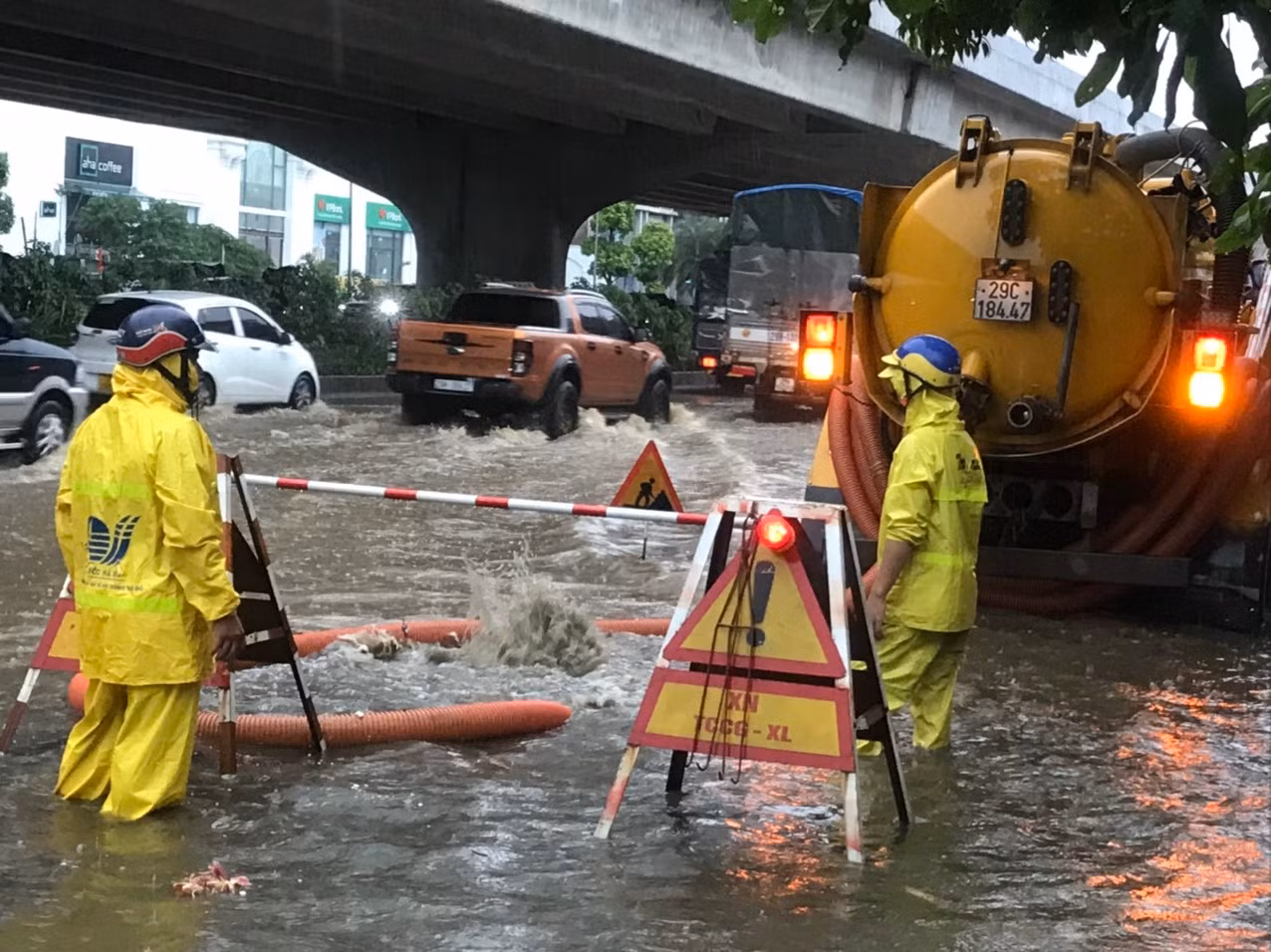 Công ty đã phối hợp cùng Công ty thủy lợi Sông Nhuệ vận hành các trạm bơm, cửa phai trên hệ thống sông Nhuệ, sông Cầu Ngà để hạ mực nước trên lưu vực.