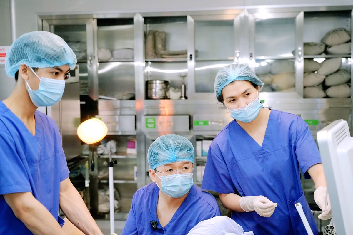 Bác sĩ chuyên khoa I Nguyễn Thành Trung, Trưởng Khoa Khám bệnh thực hiện chuyển phôi.