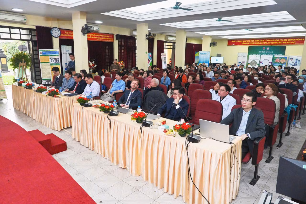 Cuộc hội thảo trực tiếp và trực tuyến thu hút khoảng 1.000 khách mời. Cuộc hội thảo trực tiếp và trực tuyến thu hút khoảng 1.000 khách mời.