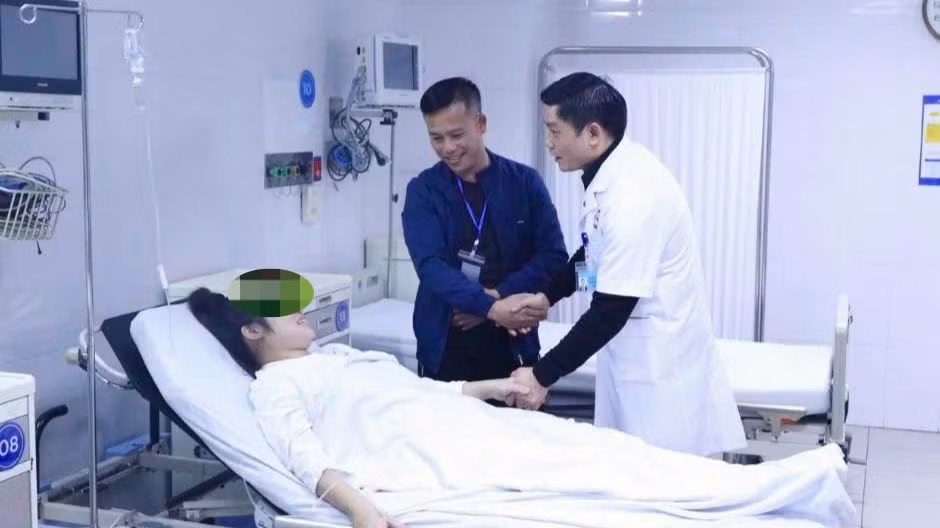 Thầy thuốc nhân dân, Giáo sư, Tiến sĩ Nguyễn Duy Ánh - Giám đốc Bệnh viện Phụ Sản Trung ương chúc mừng gia đình sản phụ. Thầy thuốc nhân dân, Giáo sư, Tiến sĩ Nguyễn Duy Ánh - Giám đốc Bệnh viện Phụ Sản Trung ương chúc mừng gia đình sản phụ.