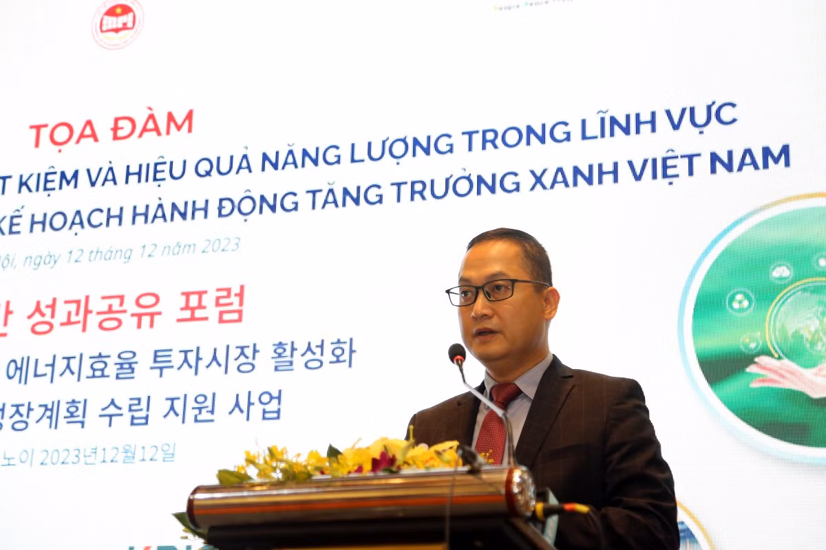 Ông Lê Việt Anh, Vụ trưởng Vụ Khoa học, giáo dục, tài nguyên và môi trường, Bộ Kế hoạch và Đầu tư. Ông Lê Việt Anh, Vụ trưởng Vụ Khoa học, giáo dục, tài nguyên và môi trường, Bộ Kế hoạch và Đầu tư.