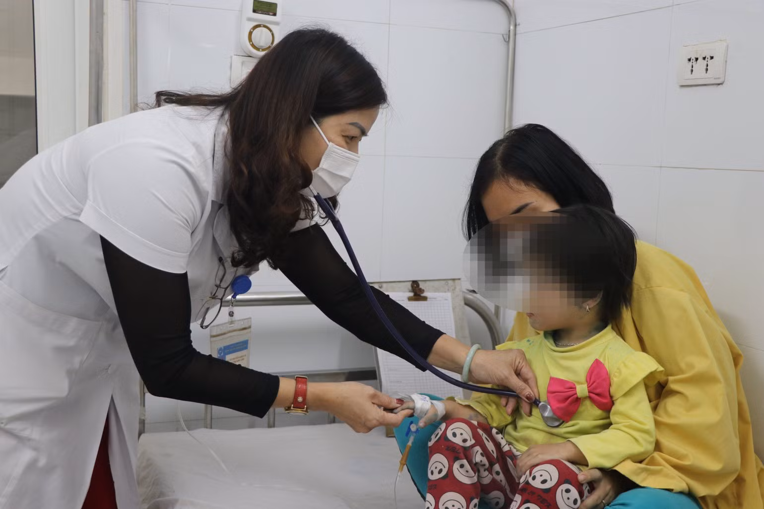 Nhiều bệnh nhi sốt, ho, tiêu chảy khi mắc thủy đậu.
