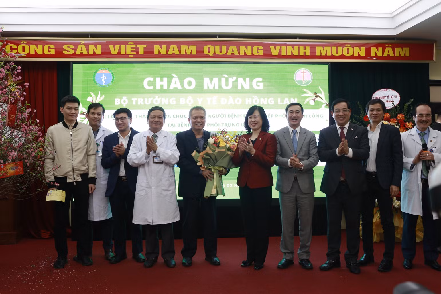Bộ trưởng Y tế Đào Hồng Lan chúc mừng ê-kíp ghép phổi. Bộ trưởng Y tế Đào Hồng Lan chúc mừng ê-kíp ghép phổi.