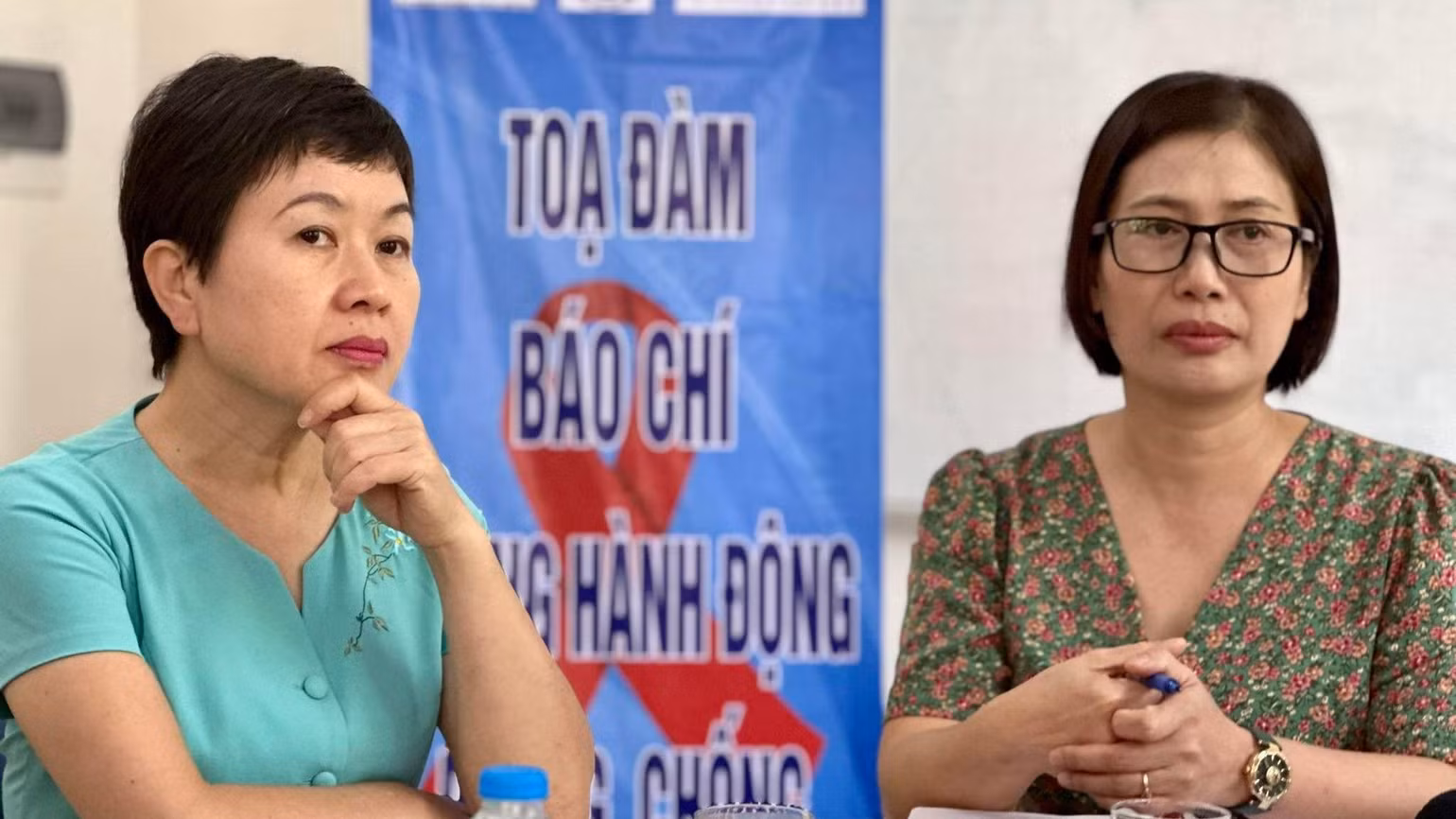 Bà Cao Kim Thoa và bác sĩ Nguyễn Thị Thu Trang, Giám đốc Trung tâm Y tế quận Nam Từ Liêm chia sẻ thông tin.