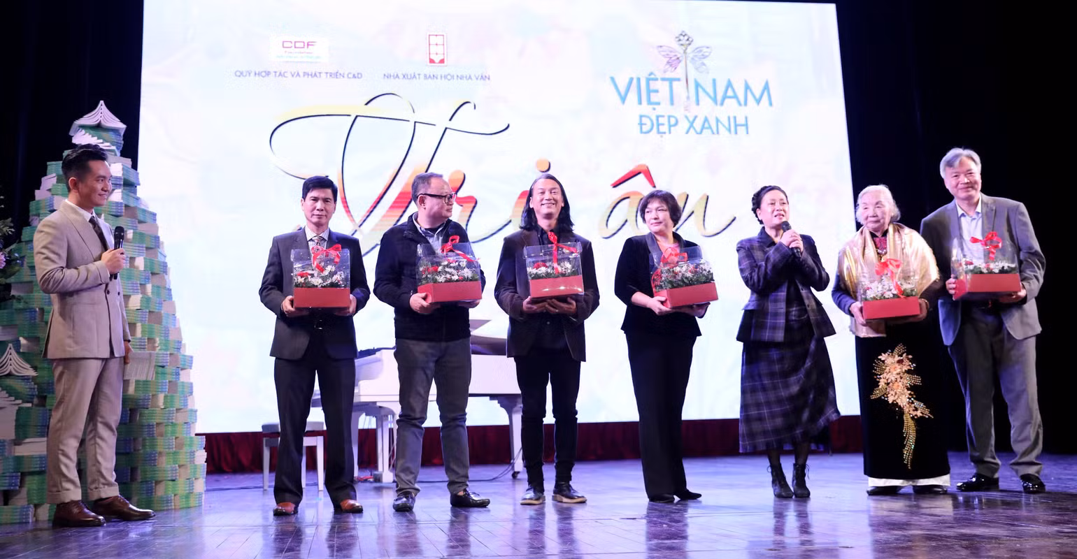 Bà Phạm Thúy Anh tri ân gia đình và những người tham gia tổ chức chương trình. (Ảnh: KHIẾU MINH) Bà Phạm Thúy Anh tri ân gia đình và những người tham gia tổ chức chương trình. (Ảnh: KHIẾU MINH)