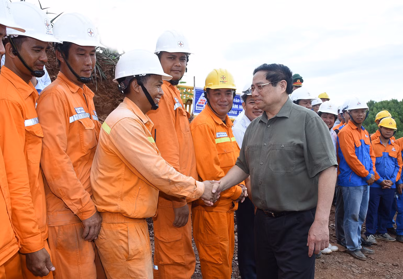 Thủ tướng Phạm Minh Chính động viên kỹ sư, công nhân các đơn vị đang thi công dự án đường dây tải điện 500kV mạch 3 Quảng Trạch-Phố Nối đoạn qua tỉnh Nghệ An đang thi công dựng cột VT22. Thủ tướng Phạm Minh Chính động viên kỹ sư, công nhân các đơn vị đang thi công dự án đường dây tải điện 500kV mạch 3 Quảng Trạch-Phố Nối đoạn qua tỉnh Nghệ An đang thi công dựng cột VT22.