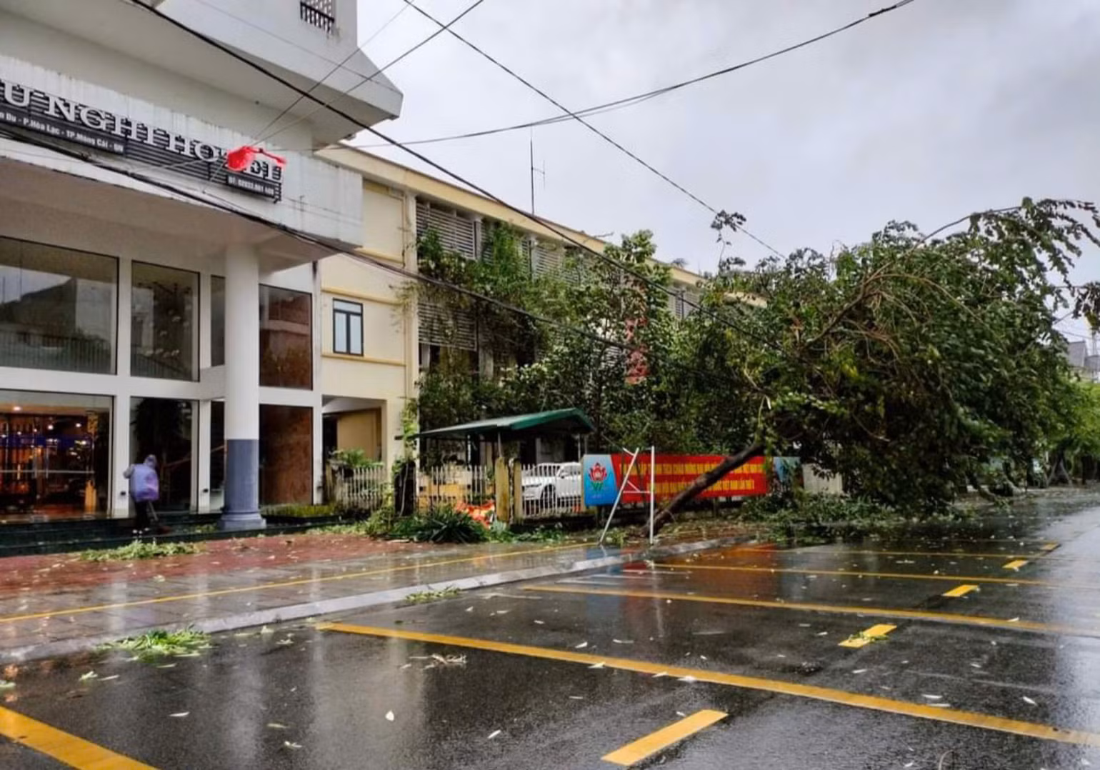 [Live] Bão số 3 di chuyển về phía Tây Bắc Bộ và suy yếu thành áp thấp nhiệt đới ảnh 32