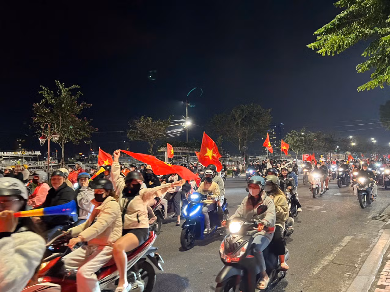 Người hâm mộ đổ ra đường mừng đội tuyển Việt Nam vô địch ASEAN Cup 2024 ảnh 32 Người hâm mộ đổ ra đường mừng đội tuyển Việt Nam vô địch ASEAN Cup 2024 ảnh 32