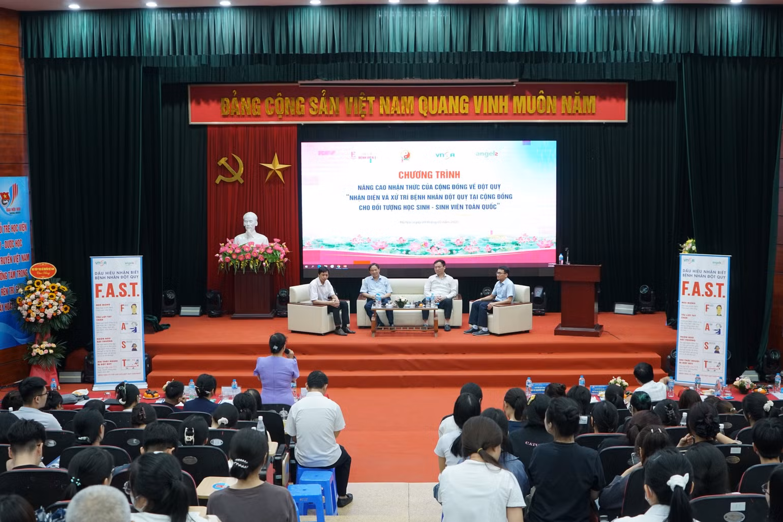 Chương trình thu hút sự quan tâm của rất nhiều sinh viên.