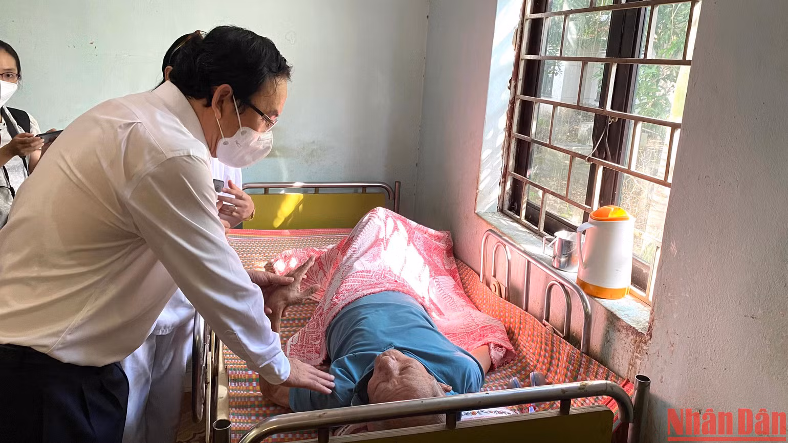 Đồng chí Nguyễn Văn Nên thăm hỏi cụ Nguyễn Văn Huynh, 89 tuổi được chăm sóc tại Trung tâm Dưỡng lão Thị Nghè.