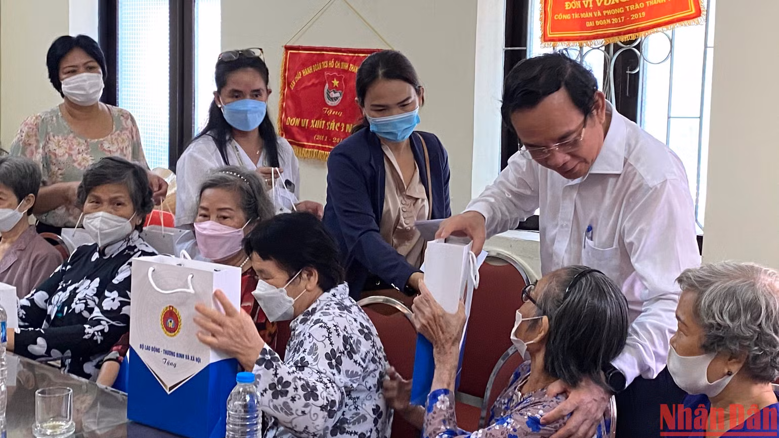 Đồng chí Nguyễn Văn Nên trao quà và thăm hỏi những người có công với cách mạng tại Trung tâm Dưỡng lão Thị Nghè.
