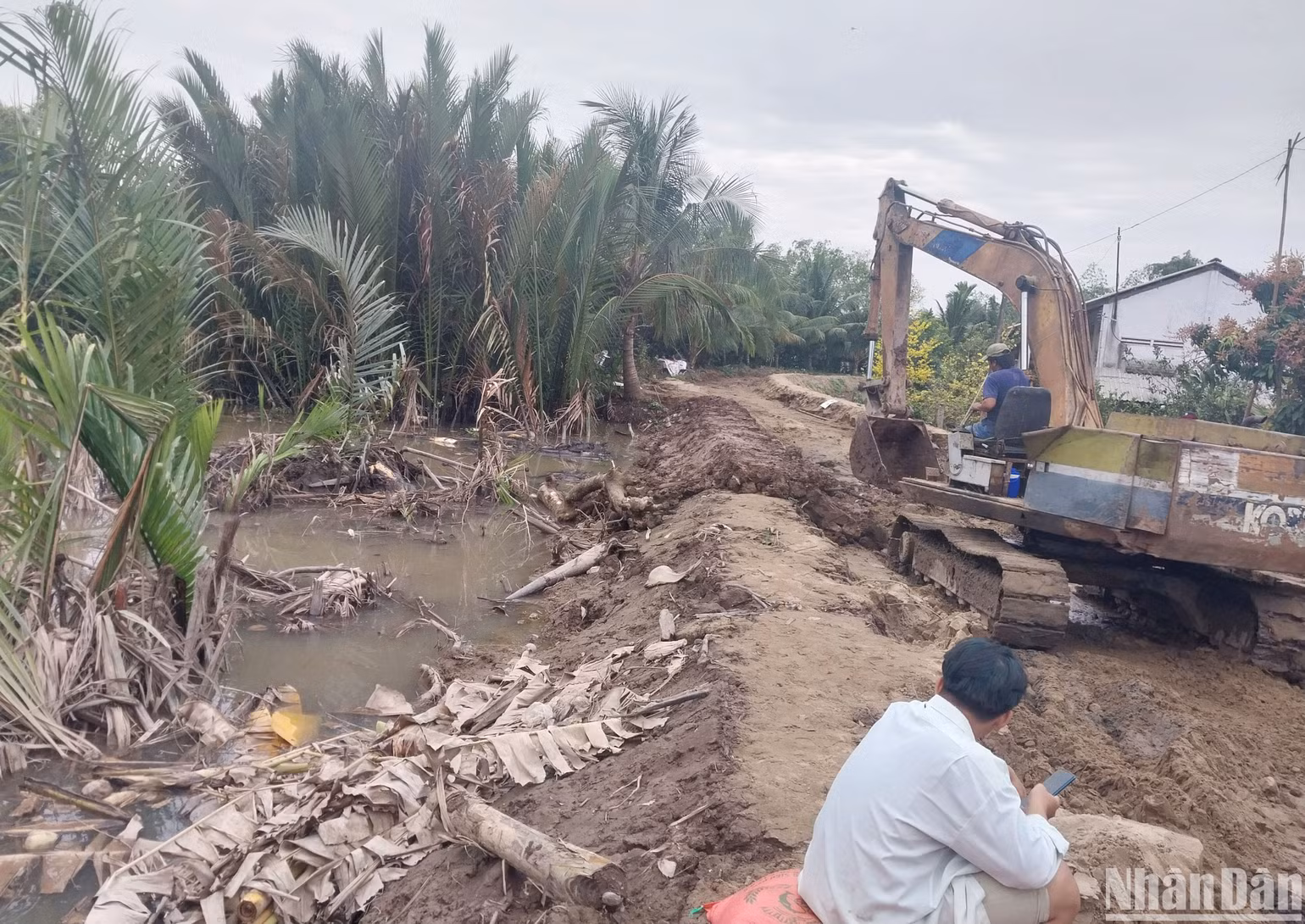 Phương tiện cơ giới đang gia cố đoạn đê bao xung yếu tại xã Ninh Thới, huyện Cầu Kè. Phương tiện cơ giới đang gia cố đoạn đê bao xung yếu tại xã Ninh Thới, huyện Cầu Kè.