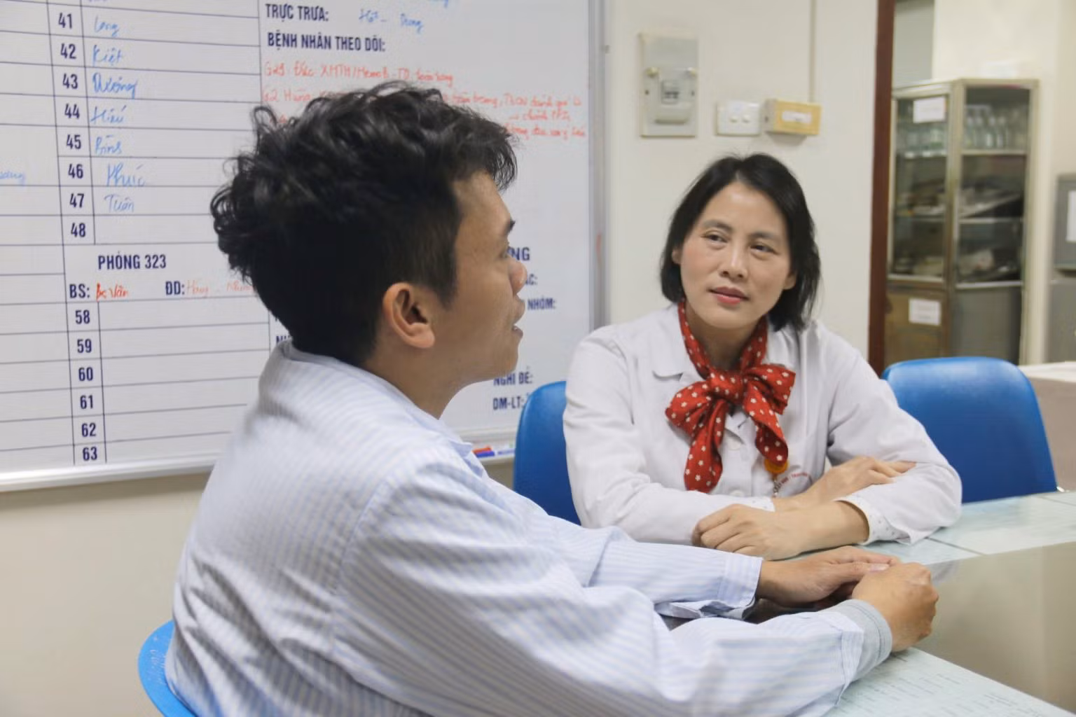 Tiến sĩ, bác sĩ Nguyễn Thị Mai, Giám đốc Trung tâm Hemophilia, Viện Huyết học-Truyền máu Trung ương khám cho người bệnh. Tiến sĩ, bác sĩ Nguyễn Thị Mai, Giám đốc Trung tâm Hemophilia, Viện Huyết học-Truyền máu Trung ương khám cho người bệnh.
