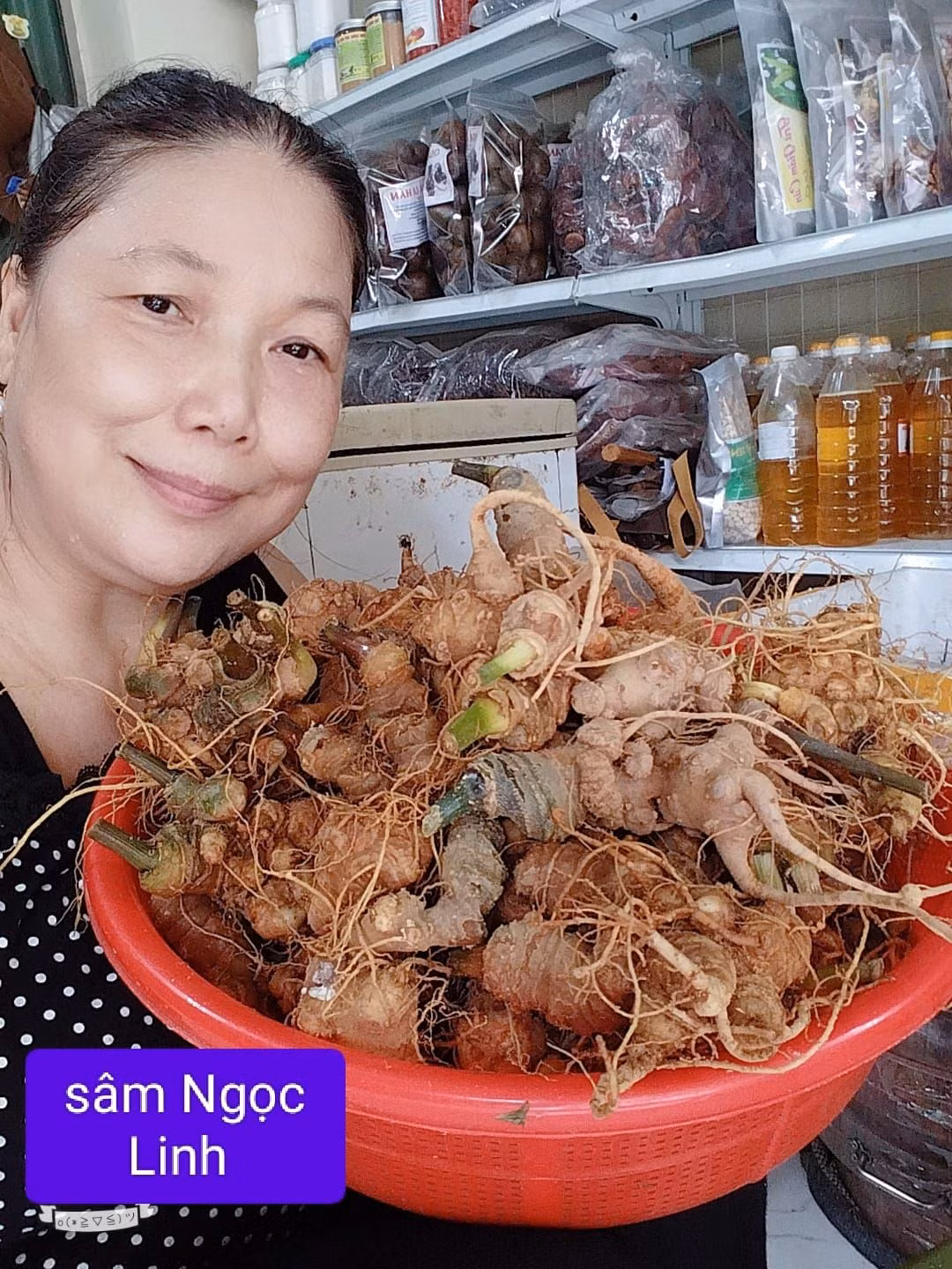 Bà Nguyễn Thị Xuân tâm huyết với chế biến thuốc cổ truyền.
