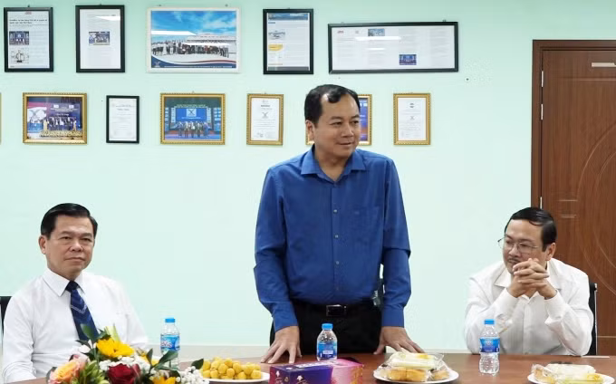 Ông Trần Đình Luân (đứng), Tổng cục trưởng Tổng cục Thủy sản phát biểu tại Lễ ra mắt Quỹ khuyến học GrowMax.