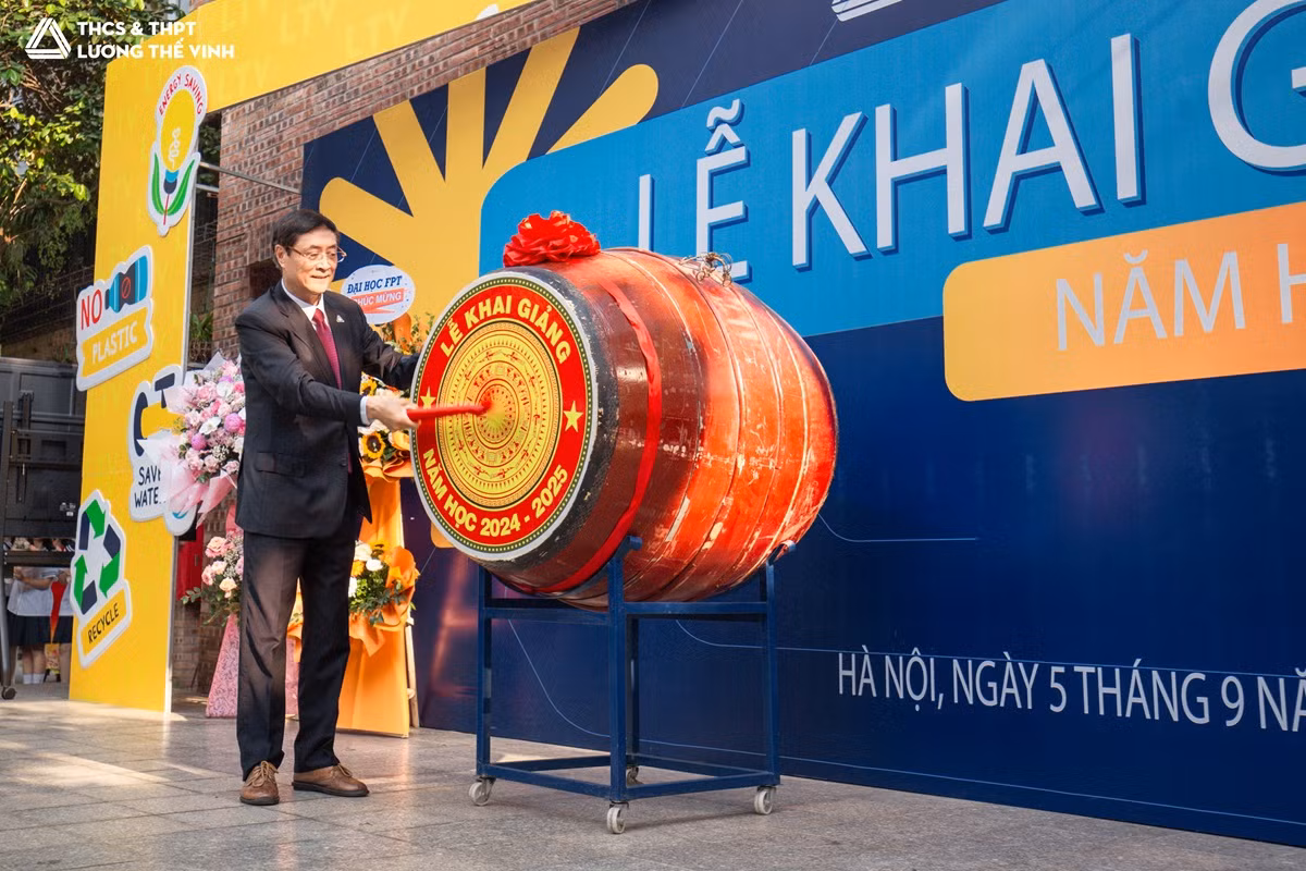 Thầy Nguyễn Quốc Bình-Hiệu trưởng trường THCS và THPT Lương Thế Vinh đánh hồi trống khai giảng năm học 2024-2025. Thầy Nguyễn Quốc Bình-Hiệu trưởng trường THCS và THPT Lương Thế Vinh đánh hồi trống khai giảng năm học 2024-2025.